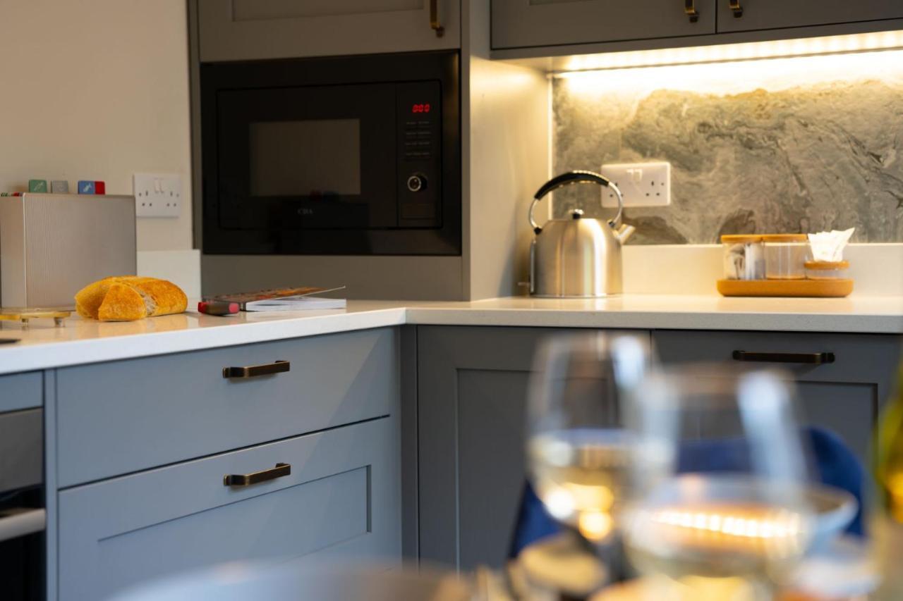 Spacious - Contemporary 2Br Apartment - Central Ambleside - Parking Buitenkant foto