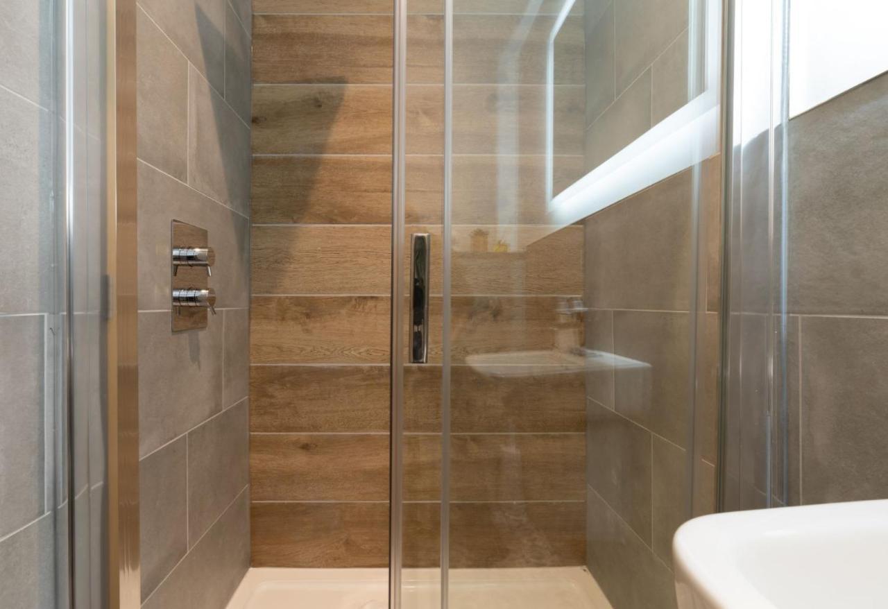 Spacious - Contemporary 2Br Apartment - Central Ambleside - Parking Buitenkant foto